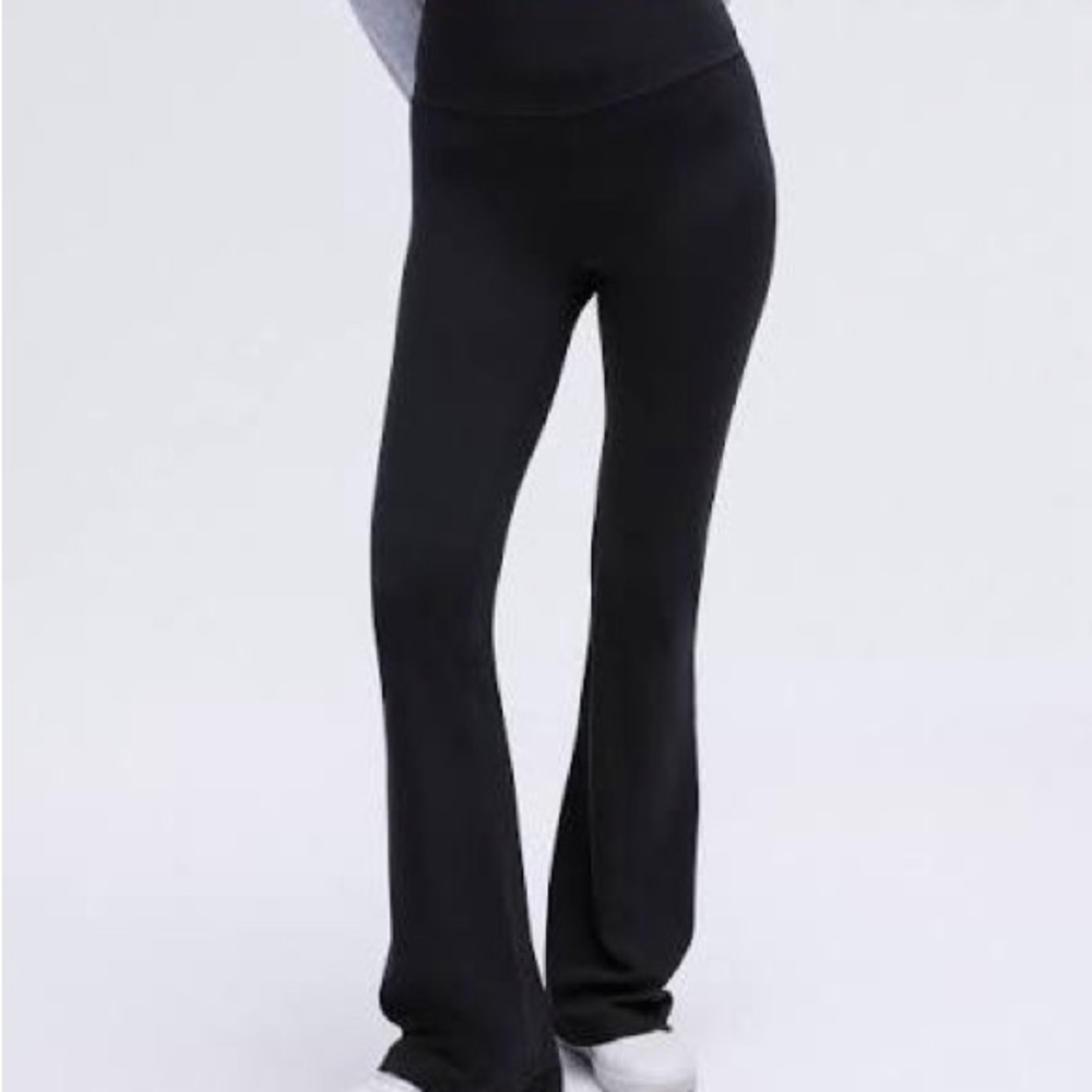 Brand new never worn Lululemon Black Flared yoga pants.
